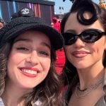 “Wandinha”: Dubladora detalha encontro com Jenna Ortega e desafios com a personagem