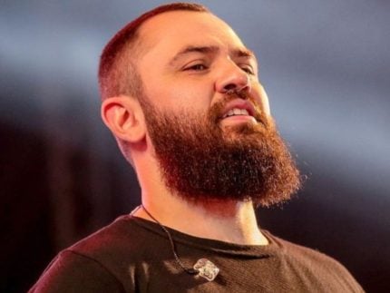 Após cirurgia no joelho, Mateus, da dupla com Jorge, se recupera em casa