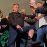 “Máxima humilhação”: Bolsonaro mostra tornozeleira e protesta na Câmara
