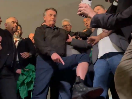 “Máxima humilhação”: Bolsonaro mostra tornozeleira e protesta na Câmara