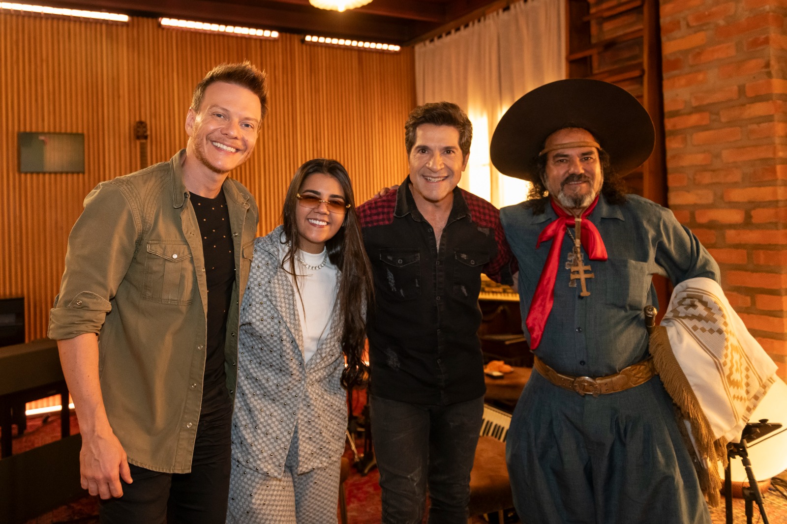 (Michel Teló, Yasmim Santos, Daniel e Baitaca nos bastidores / Crédito: Globo/Giu Pera)