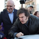 Milei é retirado às pressas de evento após ataque com pedras à caravana