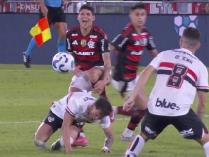 Ayrton Lucas sofre ferimento grave e fica com osso à mostra em jogo do Flamengo