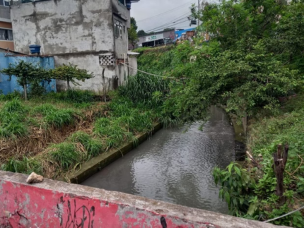 Motociclista arremessado de ponte saiu do rio andando e ferido, dizem moradores