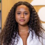Duda Santos vive mulher ambiciosa e sem papas na língua em série sobre futebol