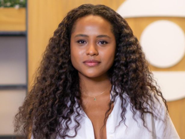 Duda Santos vive mulher ambiciosa e sem papas na língua em série sobre futebol