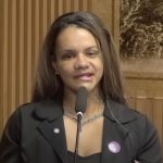 Mulher espancada com 60 socos por ex-namorado recebe homenagem e discursa em Natal