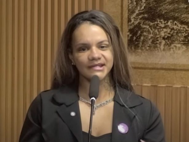 Mulher espancada com 60 socos por ex-namorado recebe homenagem e discursa em Natal