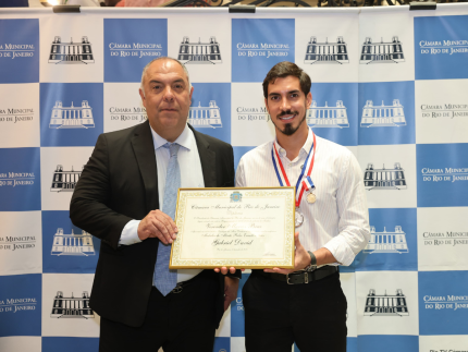 Gabriel David, presidente da LIESA, recebe maior honraria da Câmara Municipal do Rio