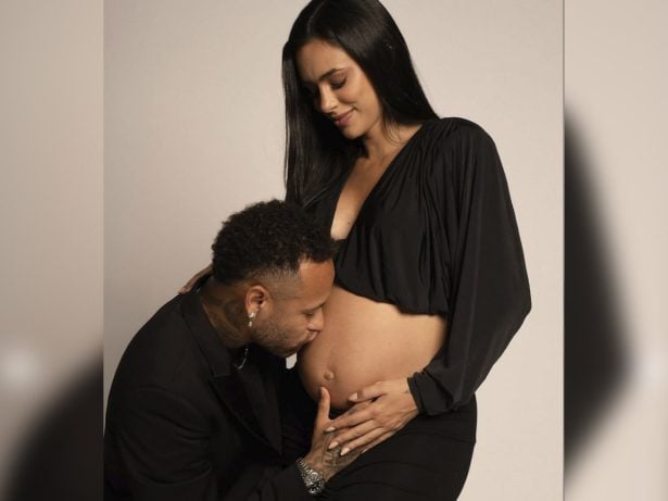 Bruna Biancardi exibe barrigão em novo ensaio e Neymar faz pose de papai