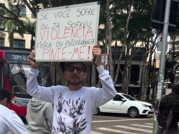MC Gui é visto segurando cartaz na Praça da Sé, em São Paulo, e agita a web; entenda