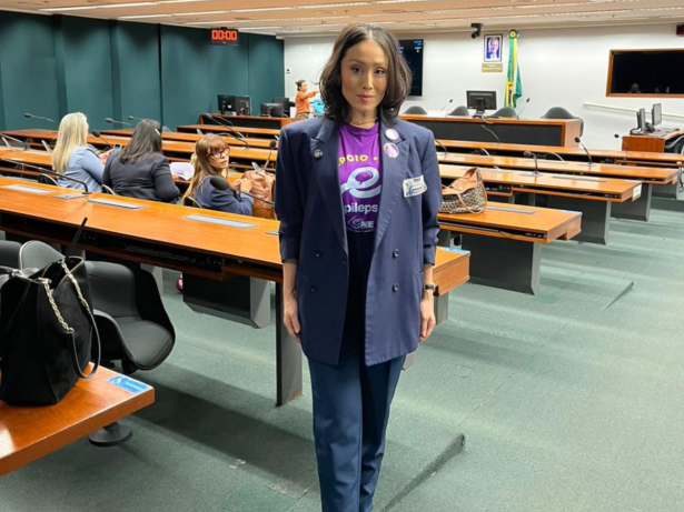 Atriz da Globo denuncia crise no acesso a remédios para epilepsia na Câmara dos Deputados