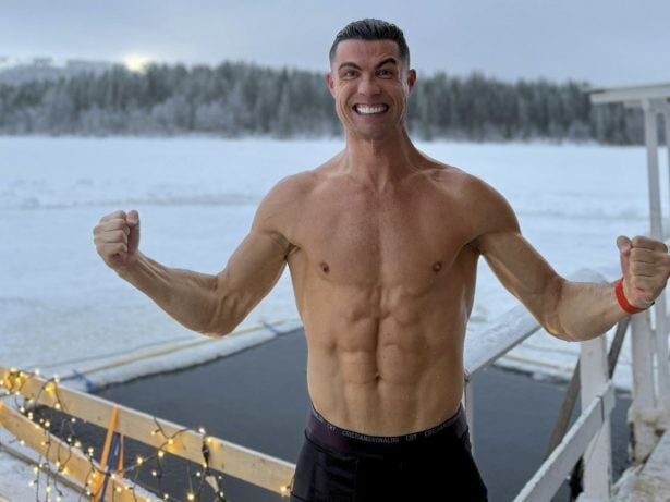 Cristiano Ronaldo entra em piscina congelante só de cueca e físico impressiona