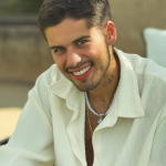 Zé Felipe desabafa durante show em Portugal: “Se fosse cantor romântico, já tinha morrido”