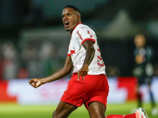 Zagueiro do Bragantino leva gancho de 12 jogos após fala machista contra árbitra