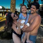 Nathalia Dill curte parque aquático com o marido e a filha no Ceará