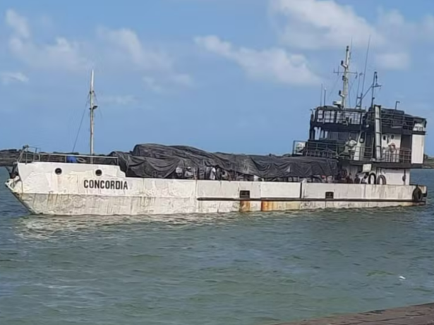 Navio cargueiro a caminho de Noronha naufraga e deixa tripulantes desaparecidos