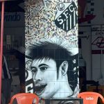 Neymar vê caricatura em bar de Santos e faz piada: “Estou meio diferente”