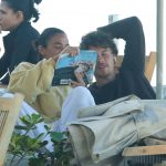 Nem o frio separou Bruna Marquezine e Shawn Mendes em manhã romântica no Rio
