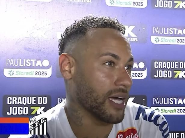 Susto! Neymar sente coxa, pede substituição e tranquiliza torcida do Santos