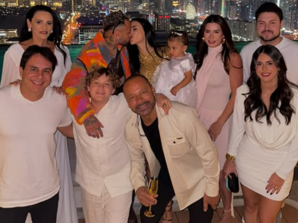 Neymar e Biancardi celebram Ano Novo com familiares e amigos em Dubai