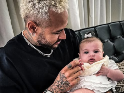 Neymar com a filha caçula, Helena