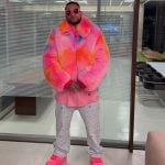 Neymar recebe amigos em mansão e surge com look diferenciado: “Pantera Cor-de-Rosa”