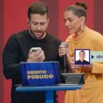 Deborah Secco entra na brincadeira e aplica trote em Leo Dias durante stand-up