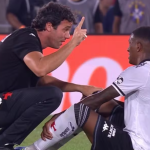 Jogador do Vasco tem choque de cabeça e médico pede substituição; Diniz tenta impedir
