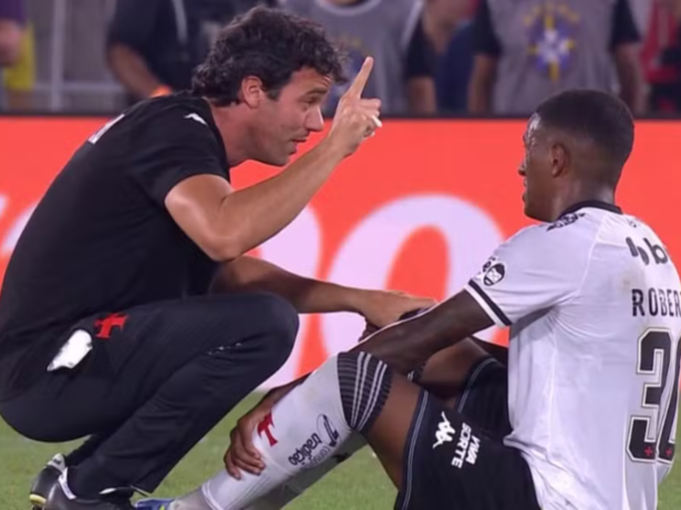 Jogador do Vasco tem choque de cabeça e médico pede substituição; Diniz tenta impedir