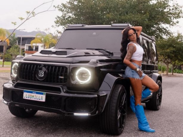 Ludmilla exibe novo carro de luxo avaliado em cerca de R$ 4 milhões