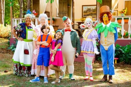 Na televisão, comercial de garota de programa pode. Mas propaganda infantil continua proibida