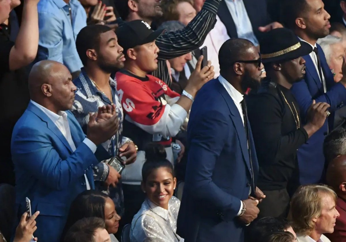 Mike Tyson (da esquerda para a direita), LeBron James e Diddy na luta entre Floyd Mayweather Jr. e Conor McGregor em 26 de agosto de 2017 (Imagens Getty)