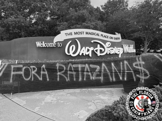 Torcida do Corinthians faz protesto em parque na Disney e pede reforma do estatuto