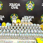 Polícia encontra 200 mil figurinhas falsificadas da Copa em ônibus no Rio
