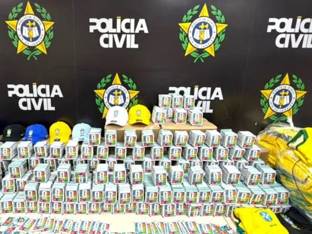 Polícia encontra 200 mil figurinhas falsificadas da Copa em ônibus no Rio
