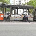 Ônibus articulado pega fogo, fecha avenida de São Paulo e gera caos no trânsito