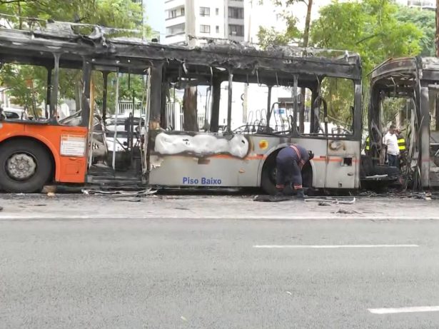 Ônibus articulado pega fogo, fecha avenida de São Paulo e gera caos no trânsito