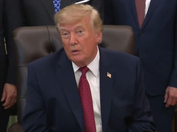 A três dias do primeiro turno, Trump diz acompanhar eleições no Brasil “muito de perto”