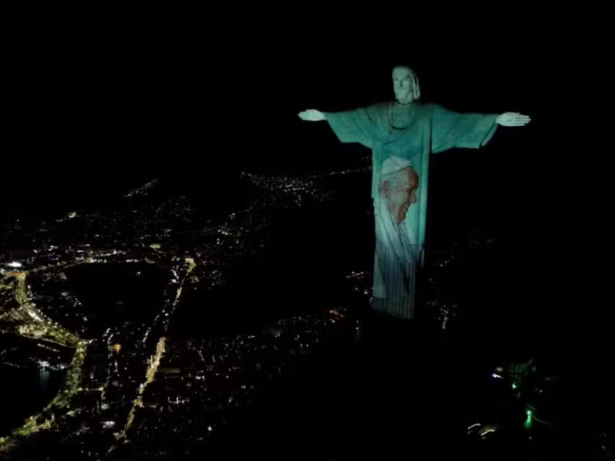 Cristo Redentor recebe projeção com imagem do papa em solidariedade ao seu estado de saúde