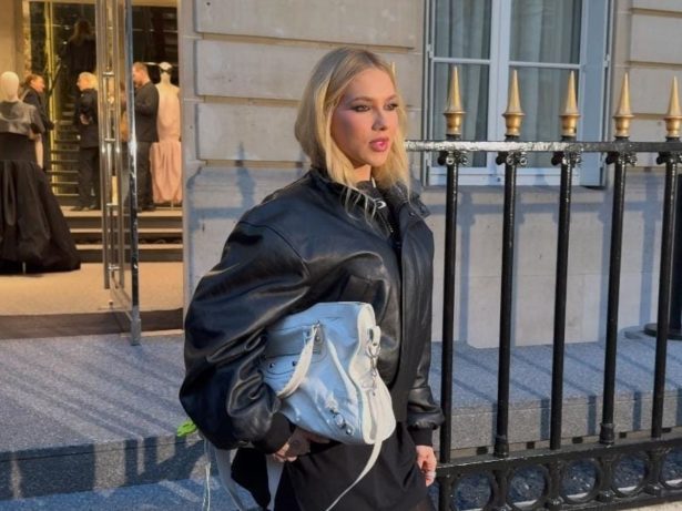Virginia chega à sede da Balenciaga e cumpre agenda na Semana de Moda de Paris