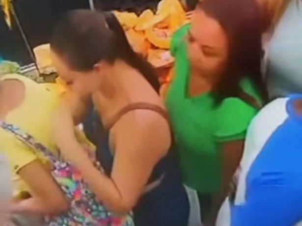 Mão leve: viraliza vídeo de mulher furtando bolsa de idosa no RJ; veja