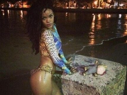 Rihanna nada na água imprópria do RJ