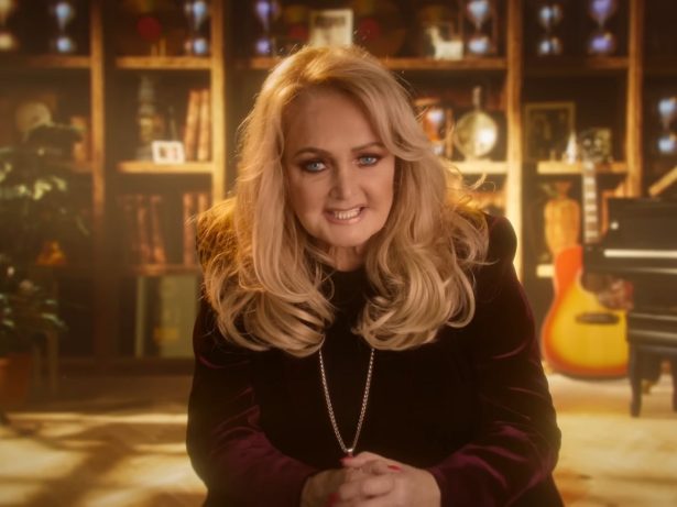 Cantora Bonnie Tyler permanece internada e se recupera após coma induzido