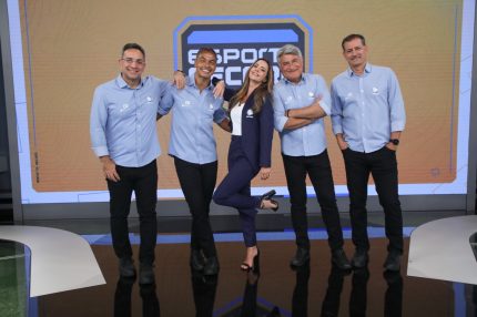 Paloma Tocci com equipe de transmissao