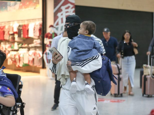Para escapar dos olhares, MC Daniel adota “disfarce” e embarca em aeroporto do Rio