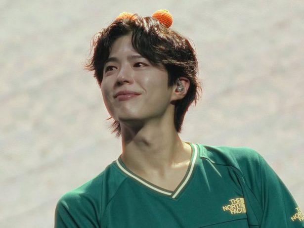 Park Bo-Gum surpreende e encanta fãs ao cantar clássico de Alcione em fan meeting