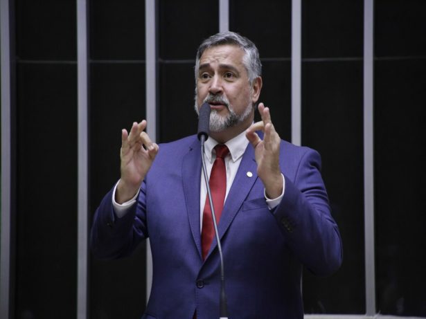 CPMI do INSS: Paulo Pimenta sugere esforço para punir quem “meteu a mão” nos aposentados