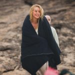 Perrengue congelante: Marina Ruy Barbosa luta contra o frio em ensaio na praia do Rio