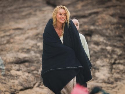 Perrengue congelante: Marina Ruy Barbosa luta contra o frio em ensaio na praia do Rio